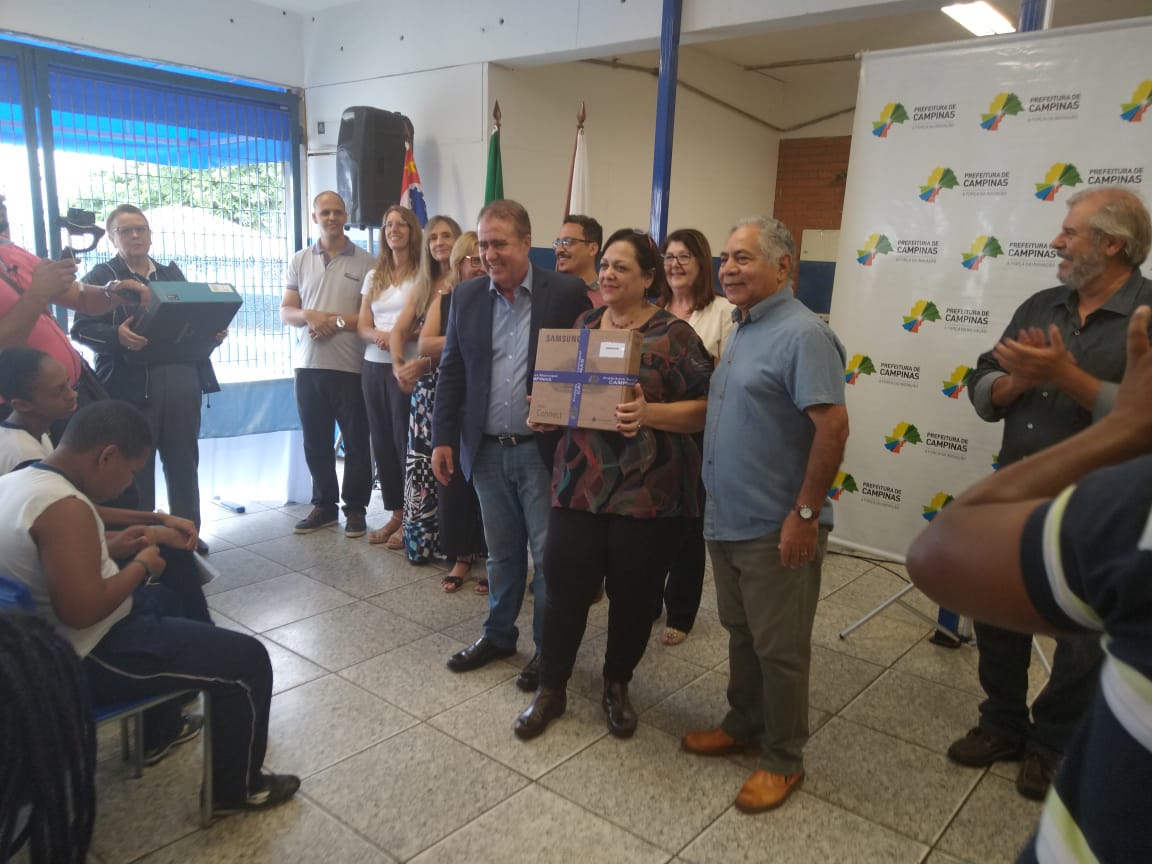 Kits de uniformes e material escolar são entregues