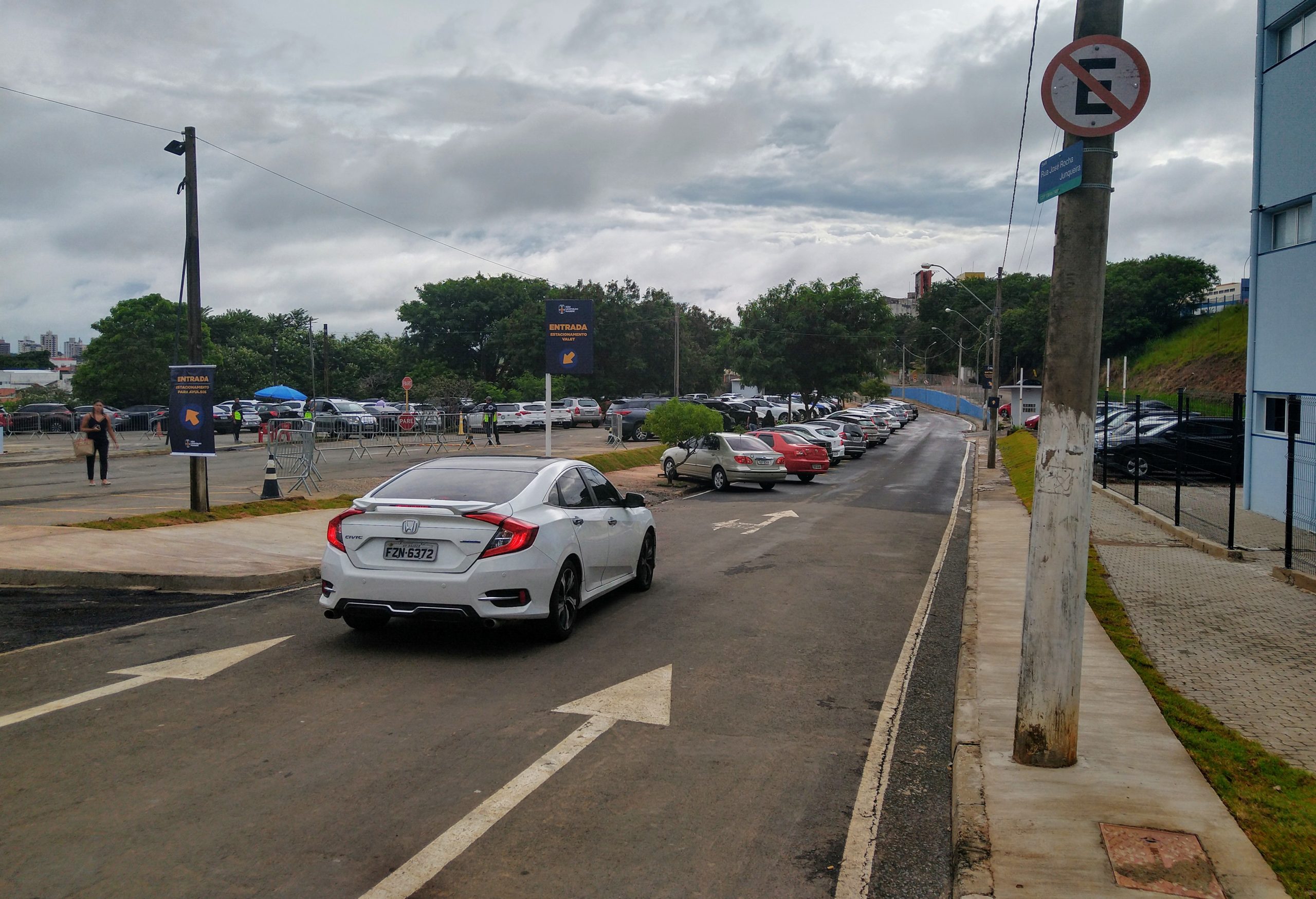 Rua é fechada para uso exclusivo de faculdade