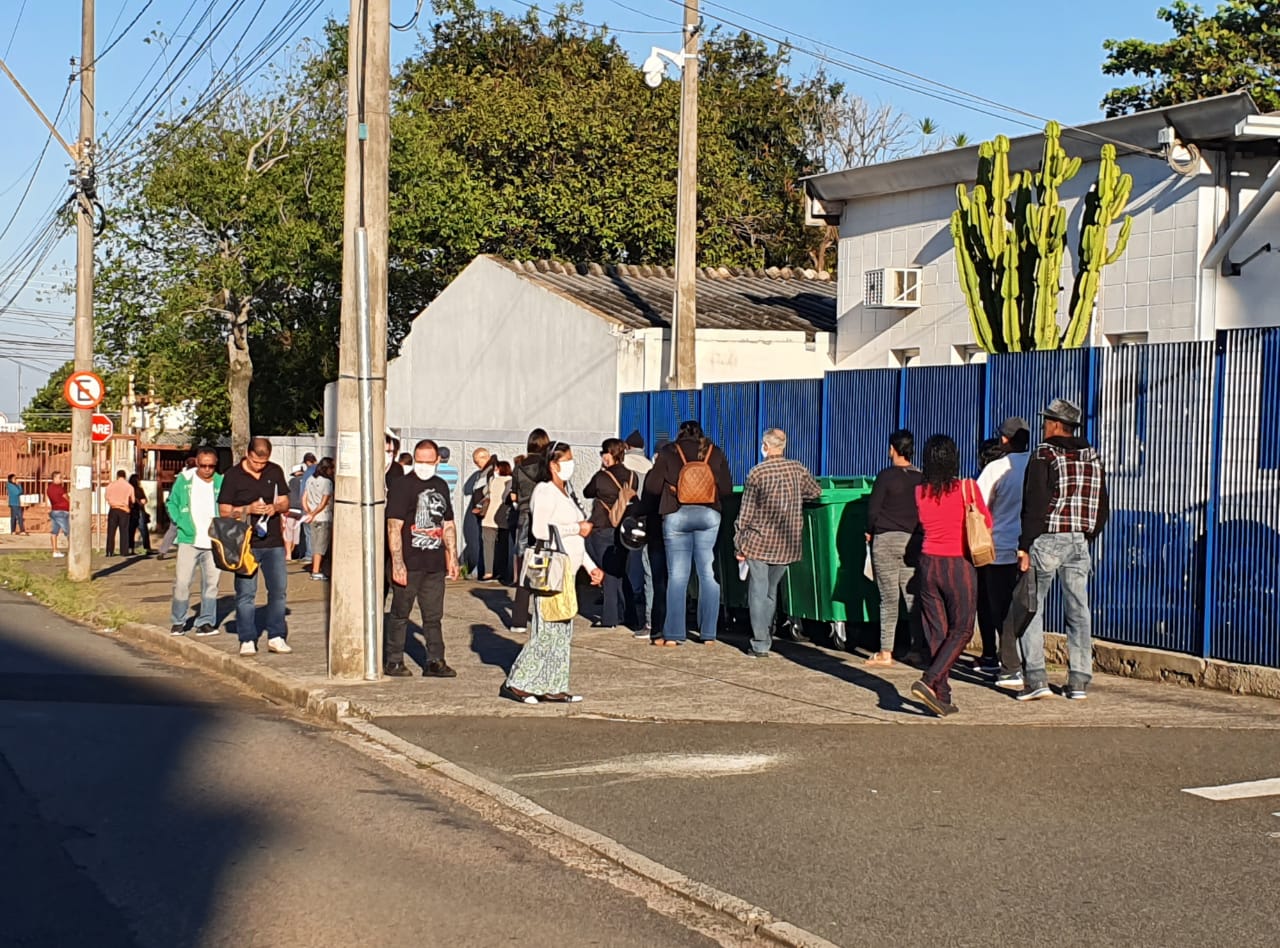 Farmácia de Alto Custo tem aglomeração na fila