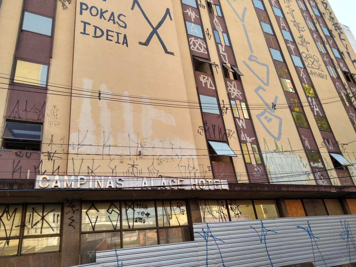 População cobra solução para antigo Palace Hotel