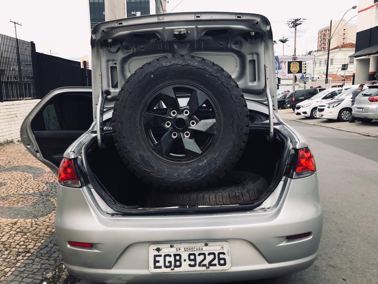 Dois são presos após furtarem estepes em shoppings