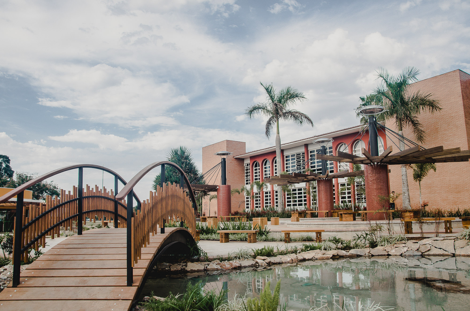 Surto de covid-19 em universidade atinge 110 pessoas