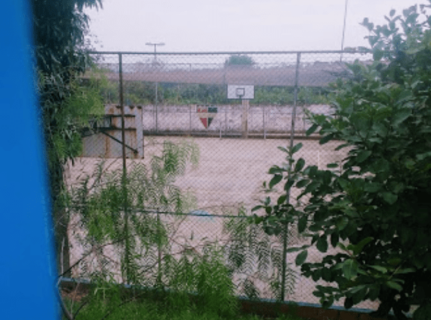 Pais reclamam de falta de cobertura em quadra no Parque Tropical