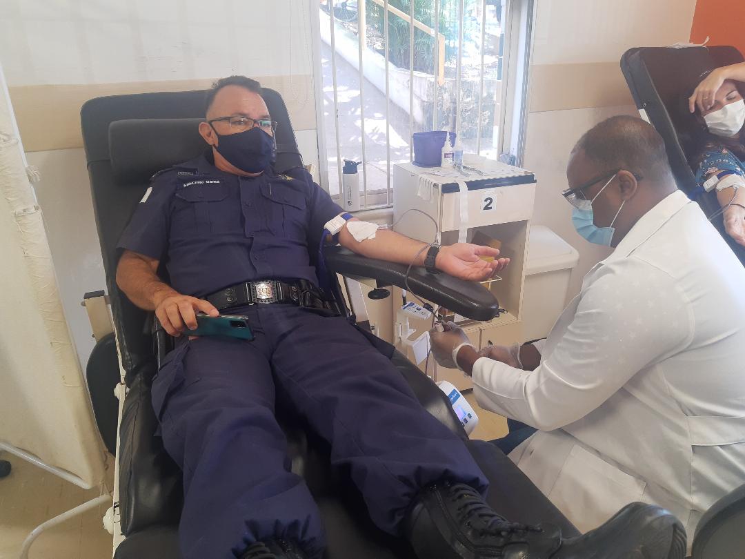 Com estoque crítico, GMs de Campinas doam sangue