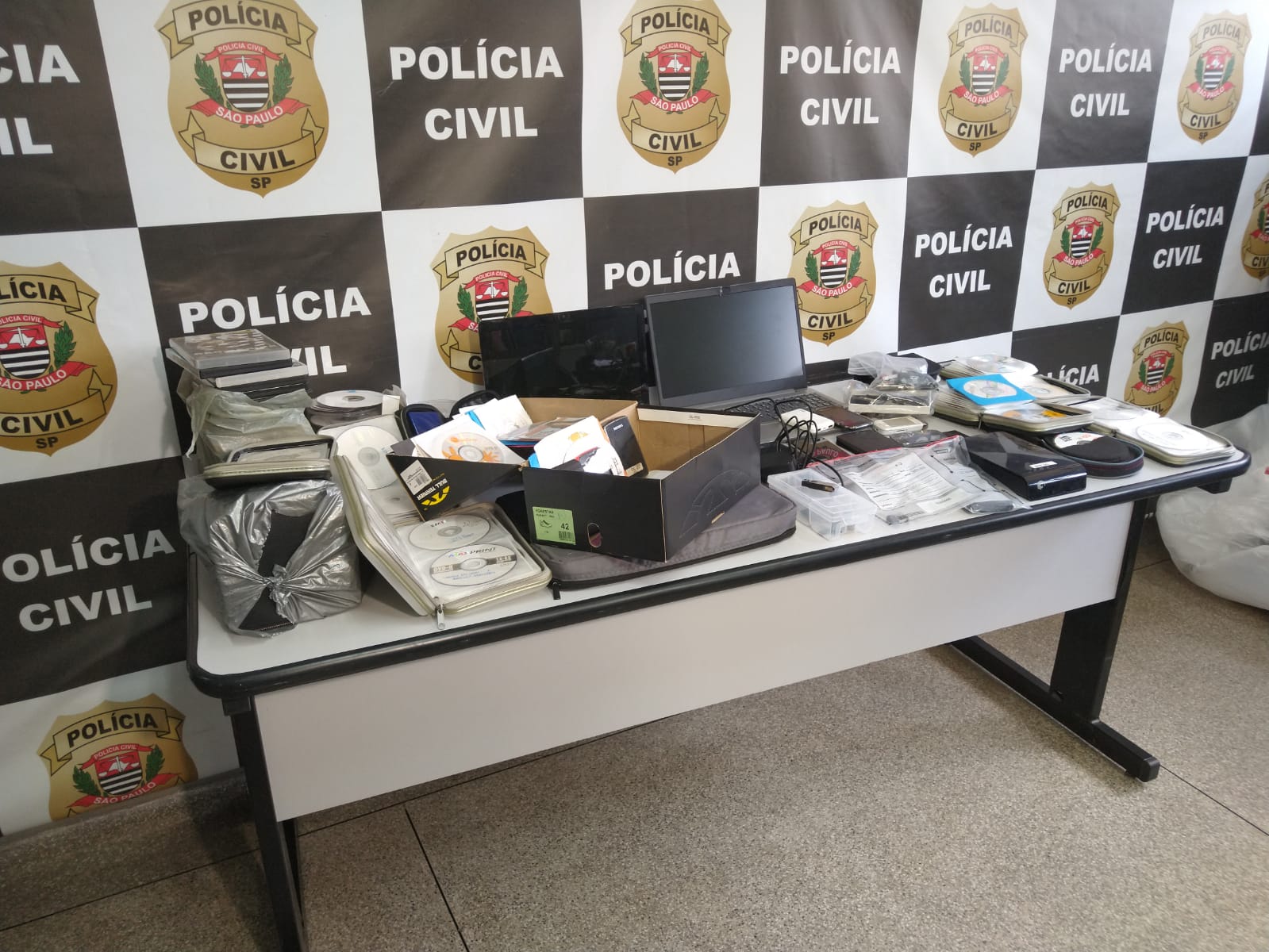 Três são presos em operação contra pornografia infantil na região