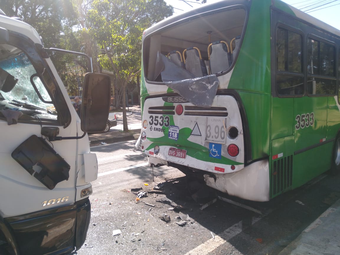 Motorista dorme ao volante e provoca acidente na Rod. Heitor Penteado