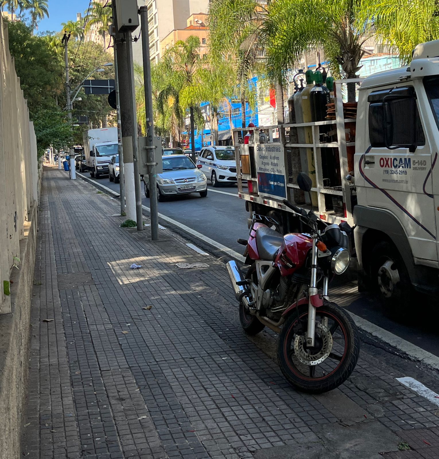 Acidente entre duas motos causa transtornos na Av. Anchieta