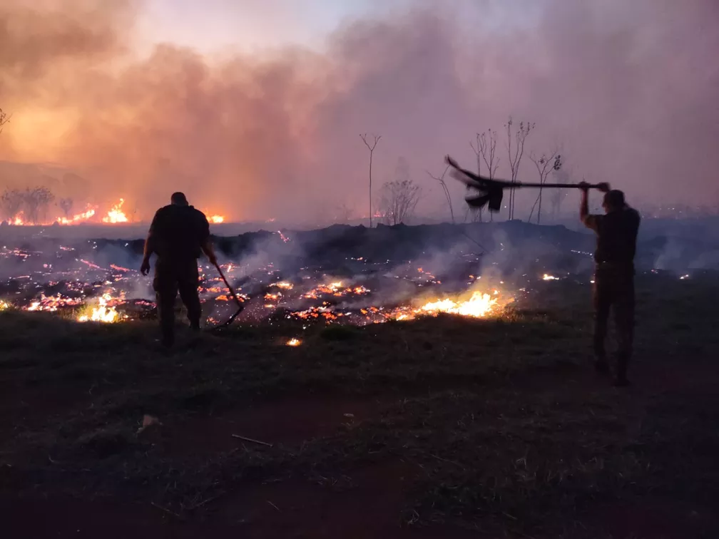 Incêndio próximo a casas do Exército é controlado
