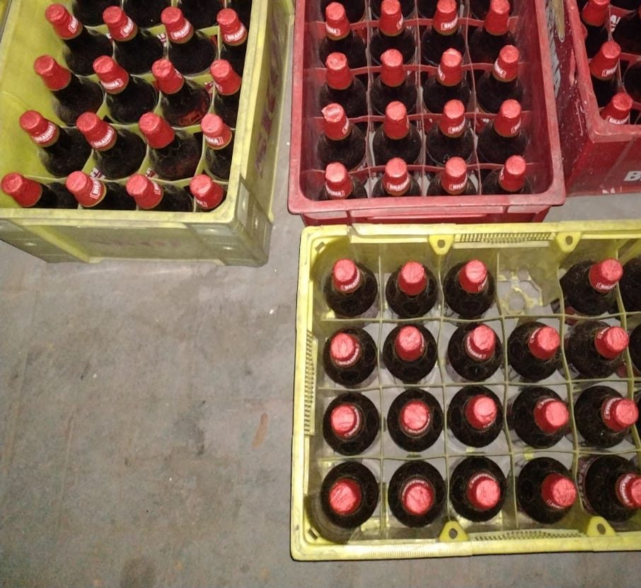 Quase 1 mil garrafas de cerveja falsas são apreendidas em barracão no Itatinga