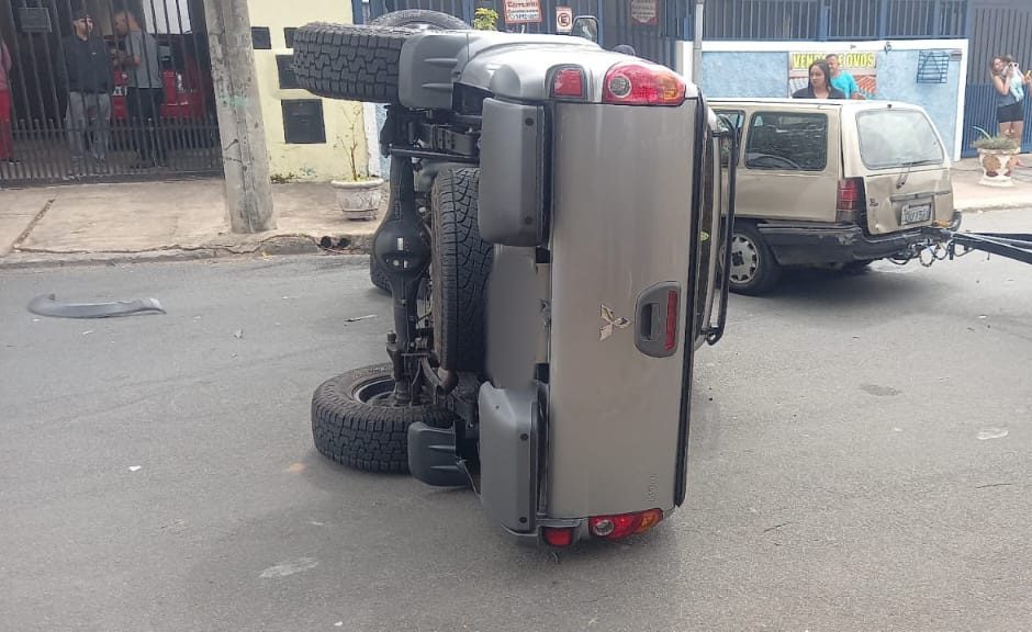 Bandido em fuga colide contra carro e capota no DIC IV