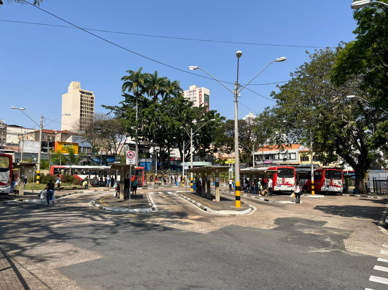 Desobrigação do uso de máscara divide usuários do transporte municipal