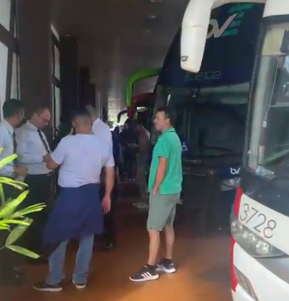 Bloqueio de caminhoneiros causa transtornos para moradores da região