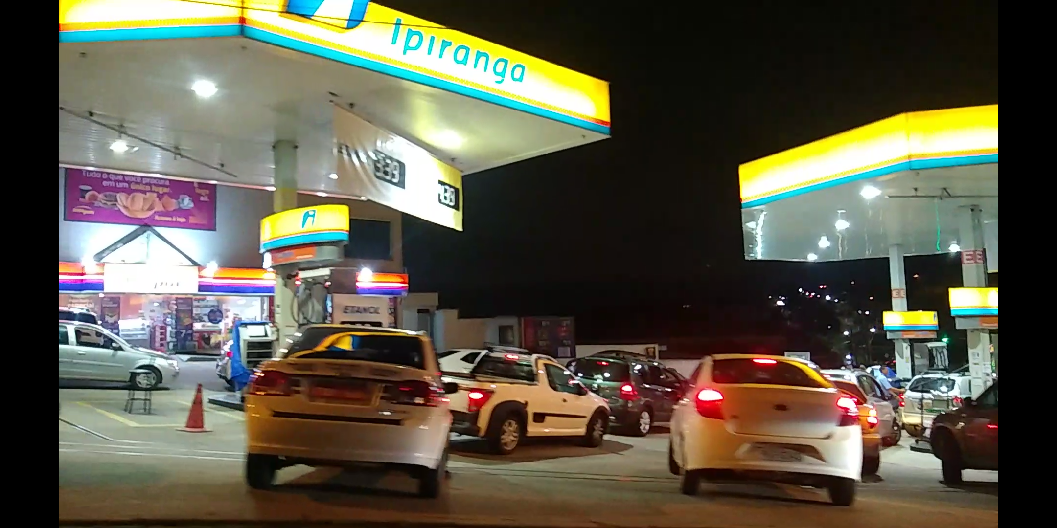 Bloqueios em rodovias provocam filas em postos de combustíveis