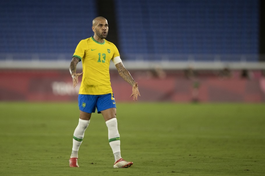 Convocação agrada, mas presença de Daniel Alves levanta questionamentos