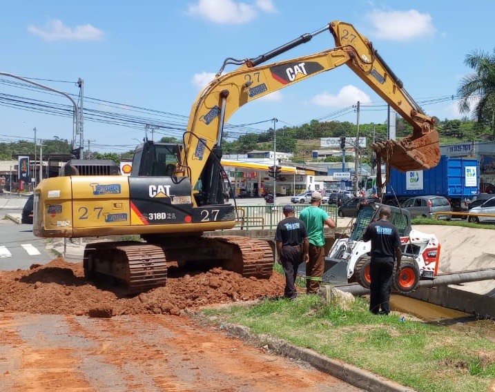 Córrego Invernada passa por desassoreamento em Valinhos