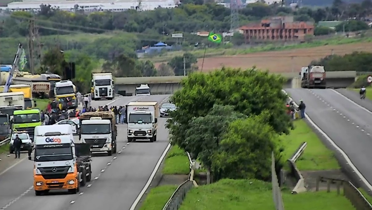 Polícia Militar libera acesso à Replan, em Paulínia