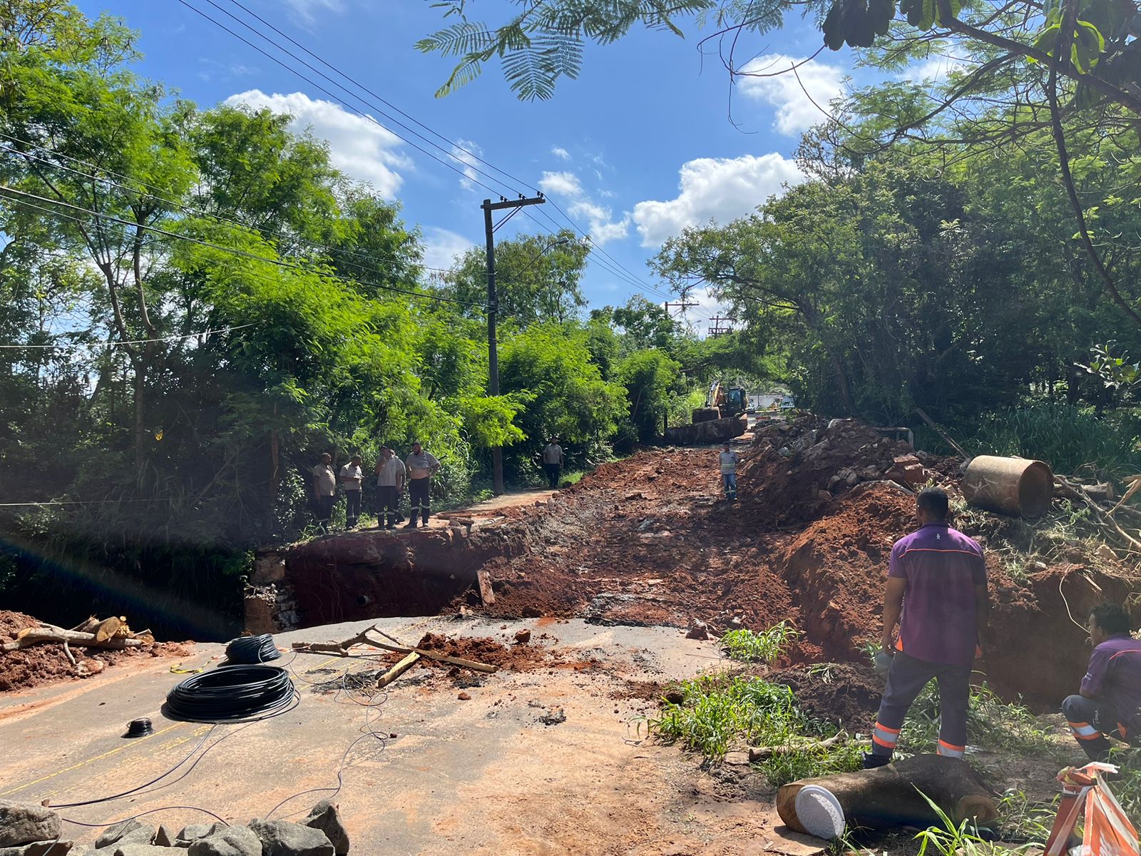 Ponte que dá acesso à Estrada da Rhodia começa a ser consertada na região do Guará