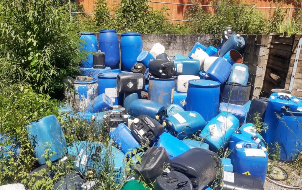 Dono de estamparia é preso por armazenamento irregular de produtos químicos