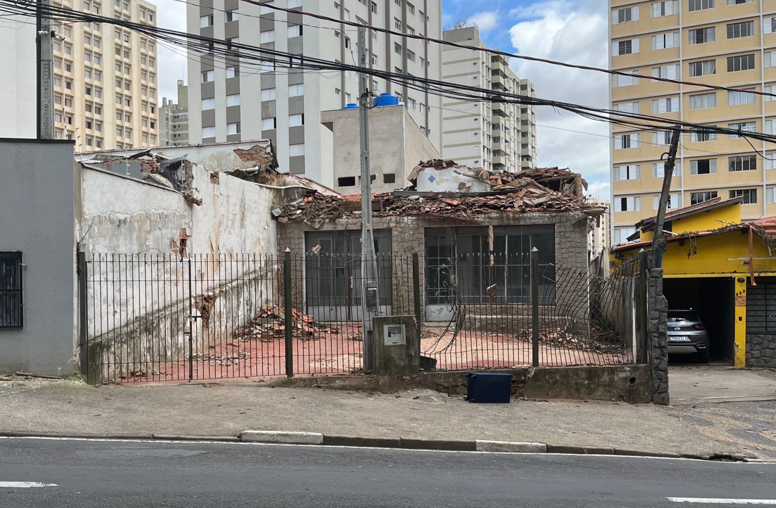 Cenário de destruição segue visível próximo ao Bosque dos Jequitibás