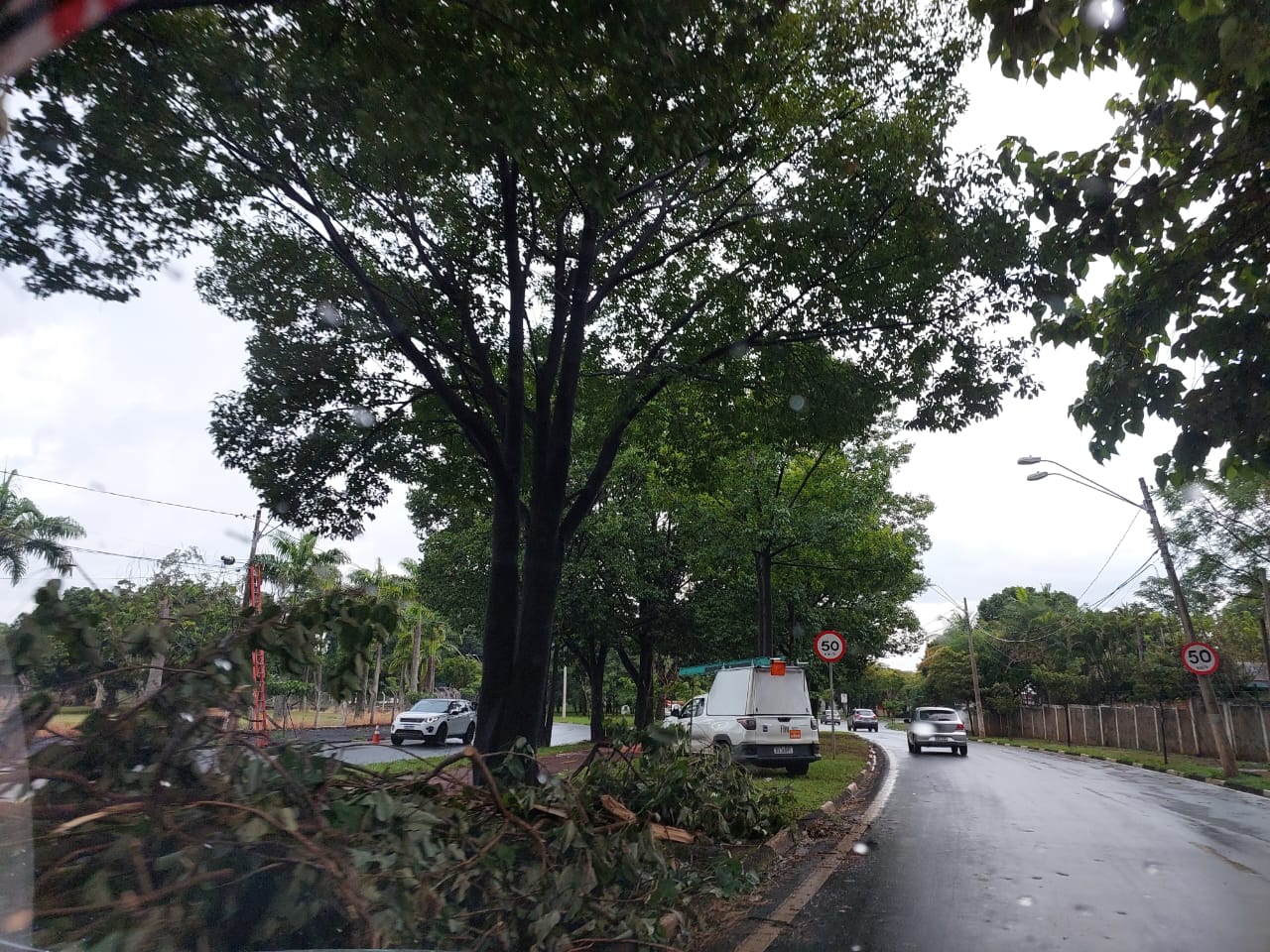 Equipes da CPFL trocam postes na Theodureto; trânsito está lento