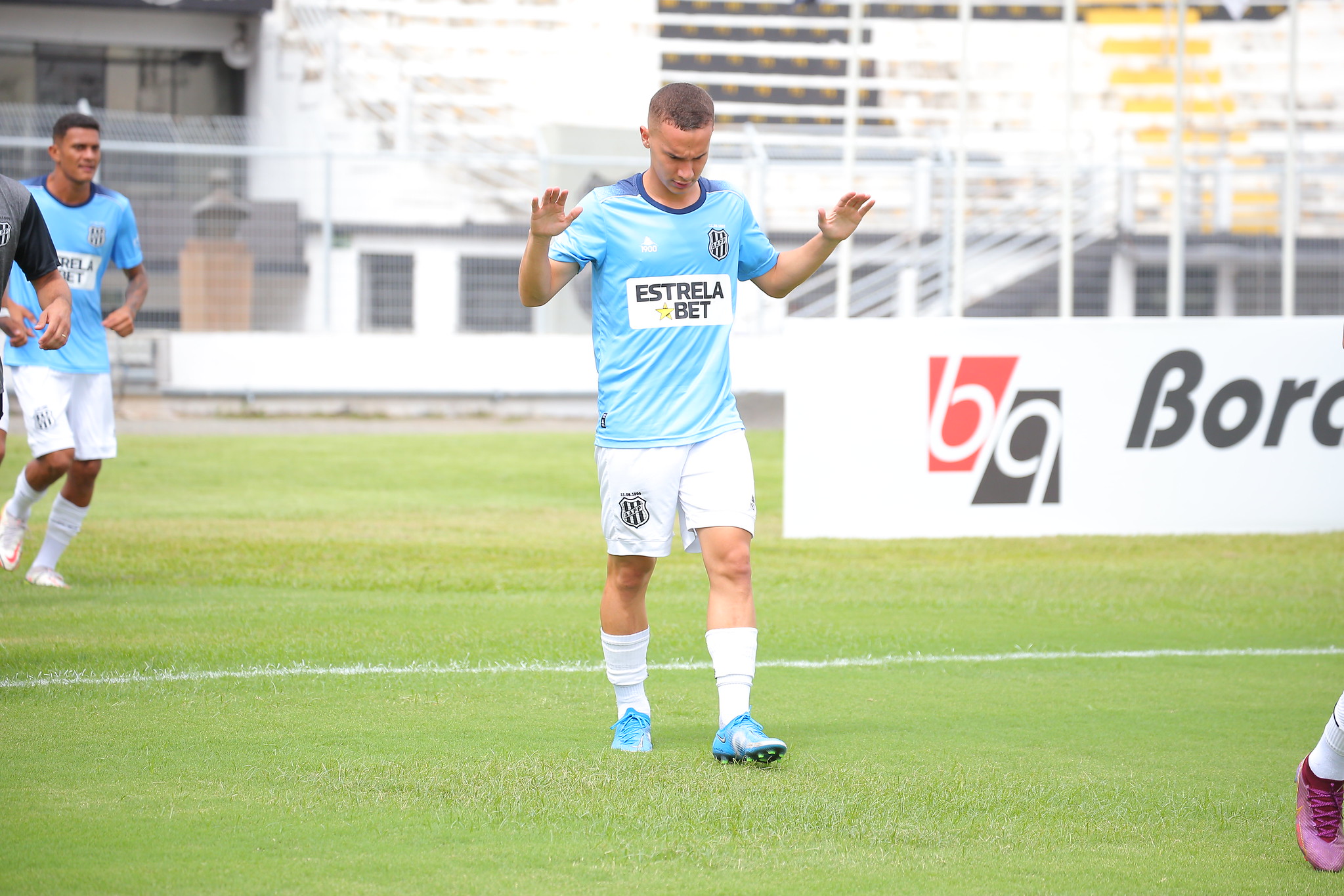 Amaral completa 50 jogos pela Ponte Preta; Volante passa por exames para avaliar gravidade da lesão