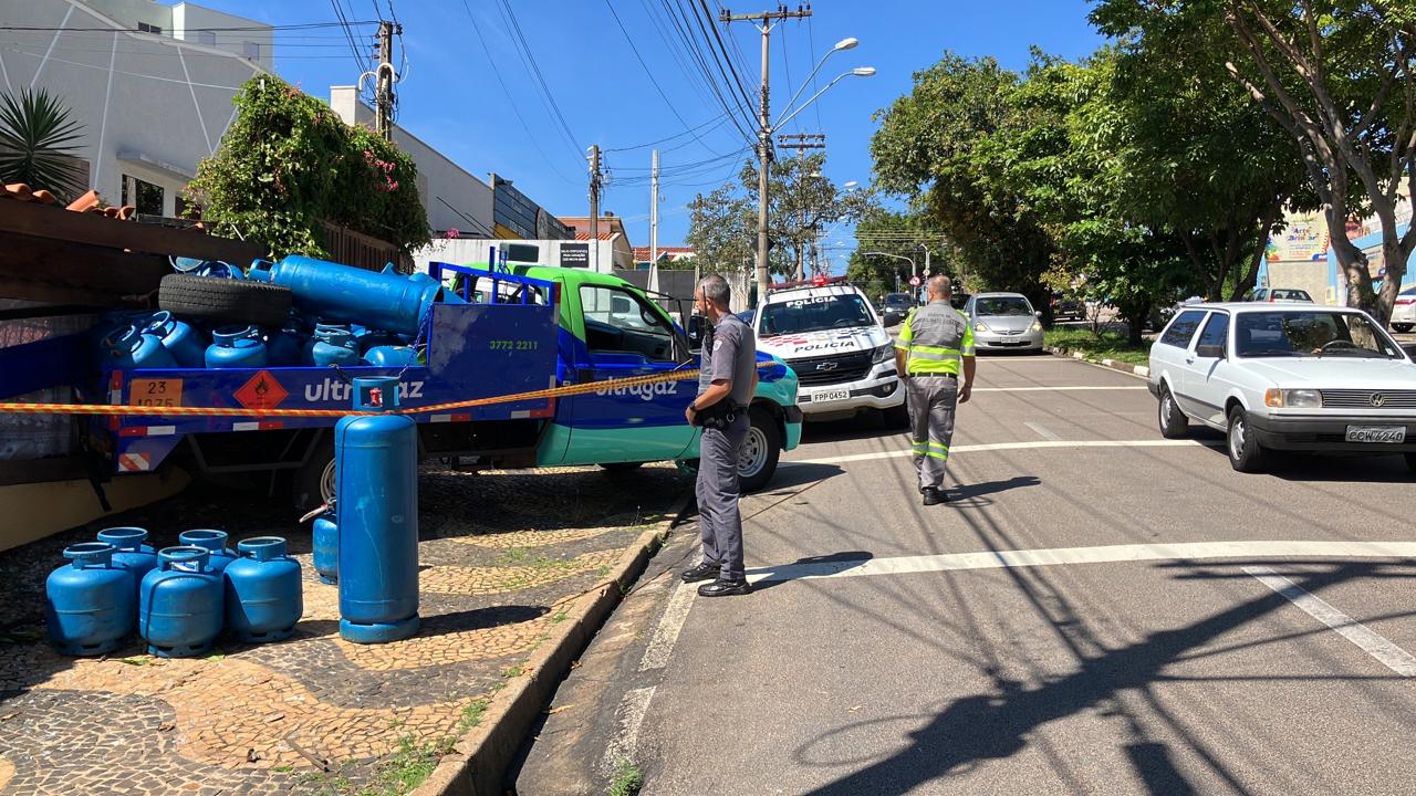 Caminhão de gás perde controle e atinge restaurante na Av. Monte Castelo