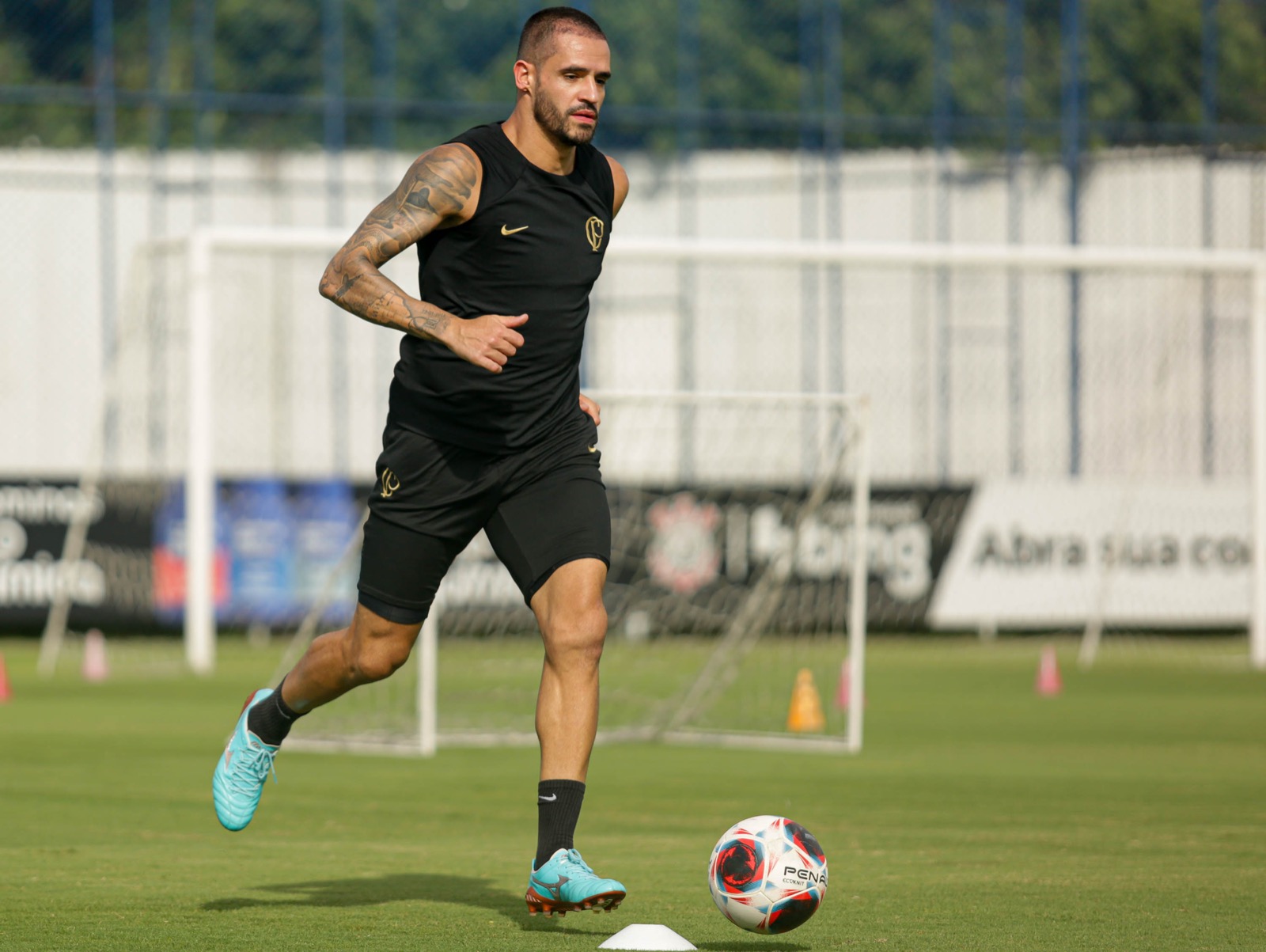 Fernando Lázaro deve escalar um mistão no Corinthians neste sábado