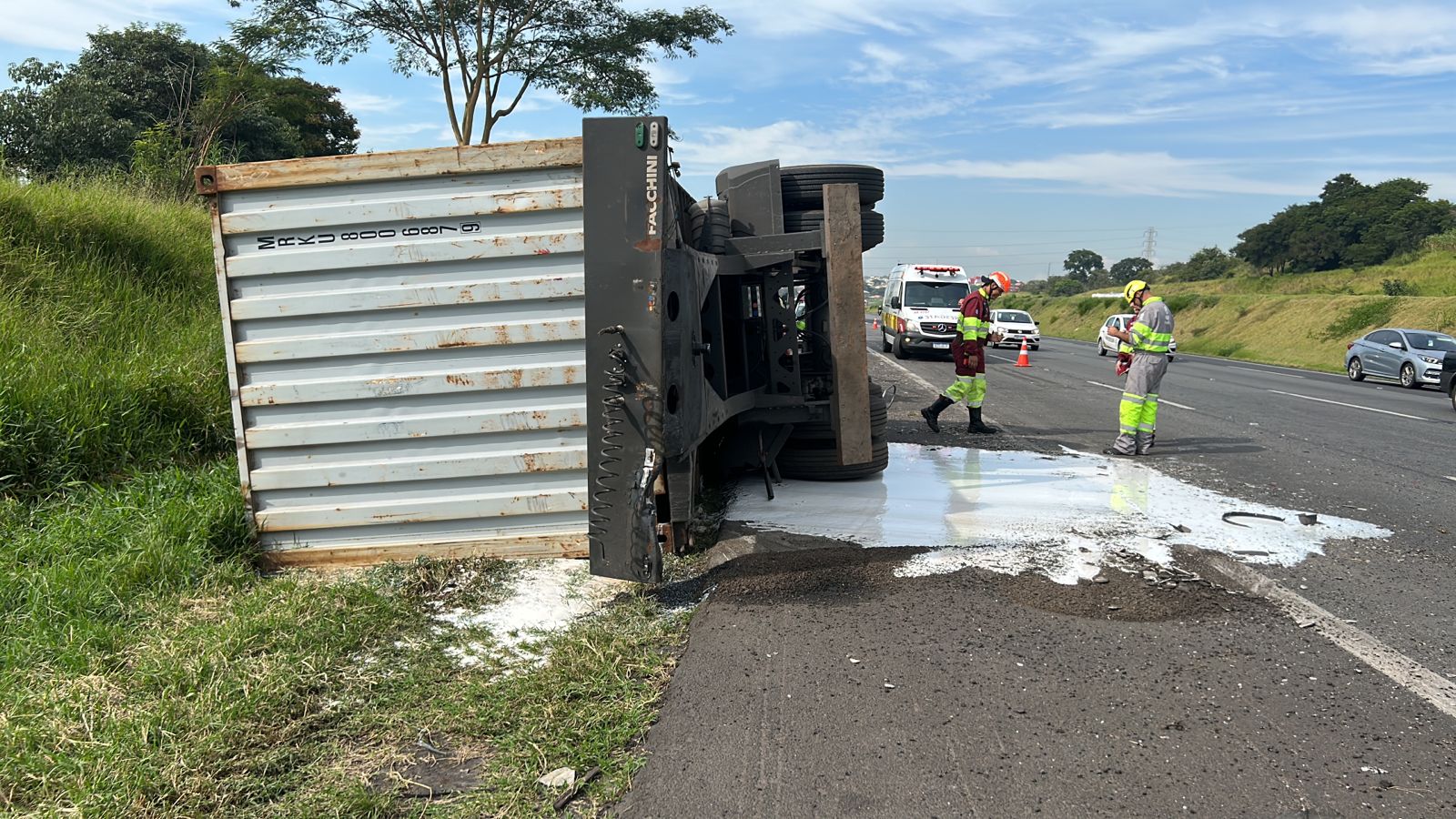 Caminhão que tombou na Bandeirantes na quarta-feira ainda está no local