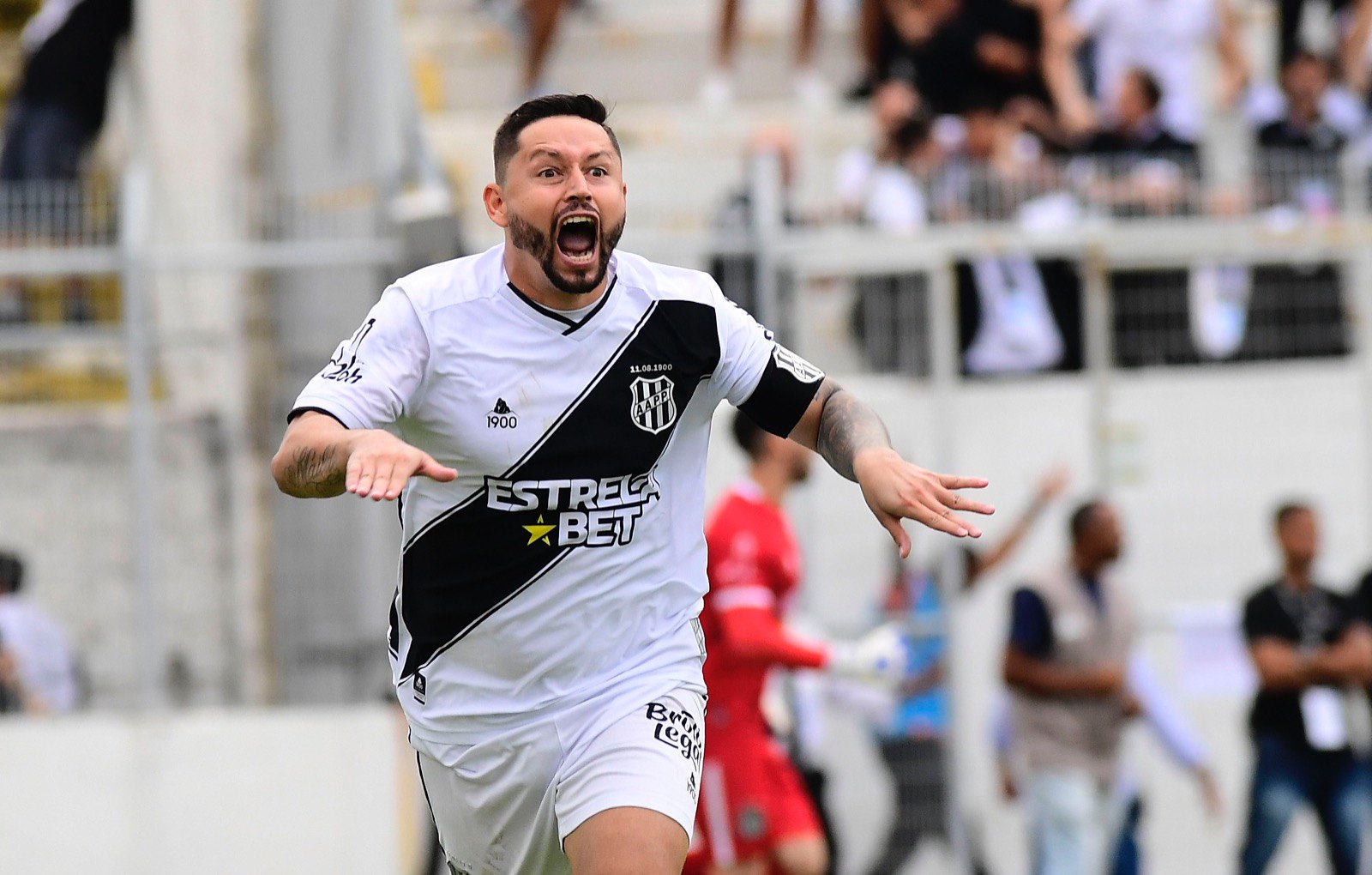 Elvis quebra jejum de nove meses sem gol, Ponte volta a vencer após 10 jogos  e deixa degola da Série B, ponte preta