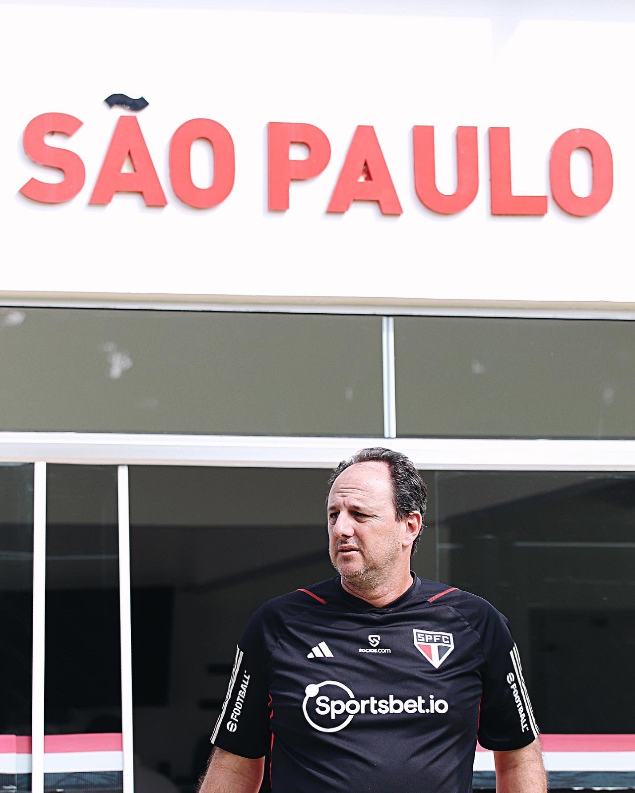 Com 'últimos zagueiros' disponíveis no São Paulo, Rogério Ceni