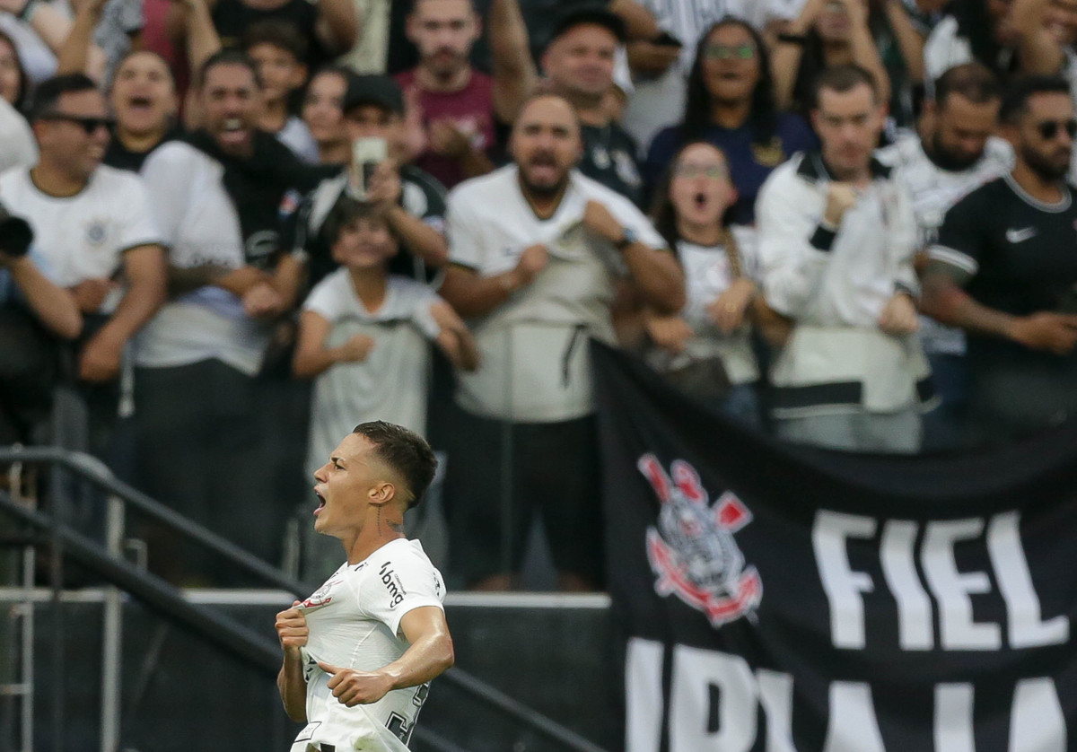 Técnico do Corinthians elogia desempenho do novato Matheus Araújo