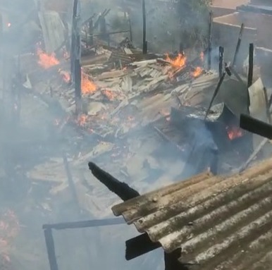 Casas pegam fogo na região do Parque Oziel em Campinas 