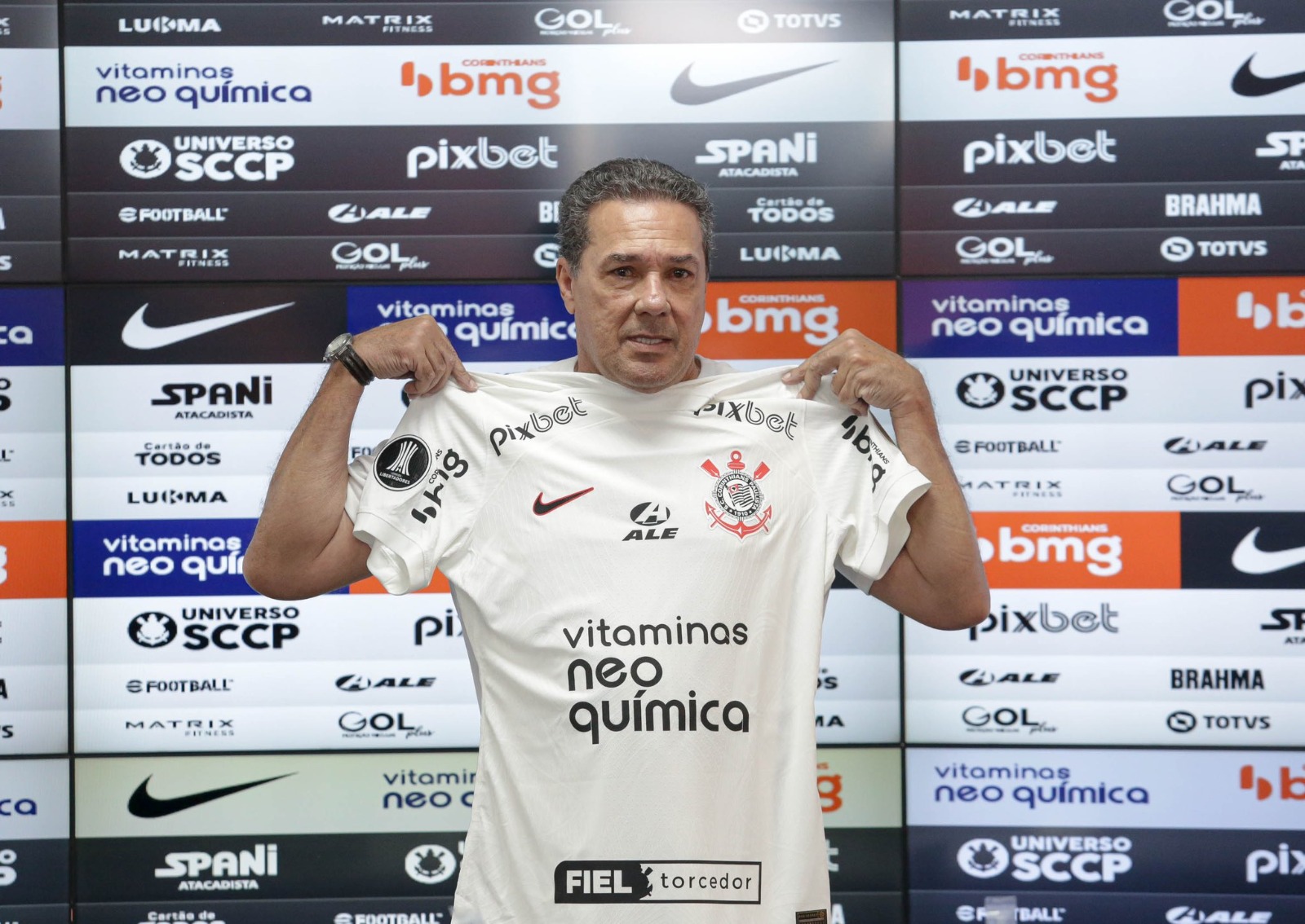 Corinthians apresenta Vanderlei Luxemburgo, que fala sobre dependência de Renato Augusto