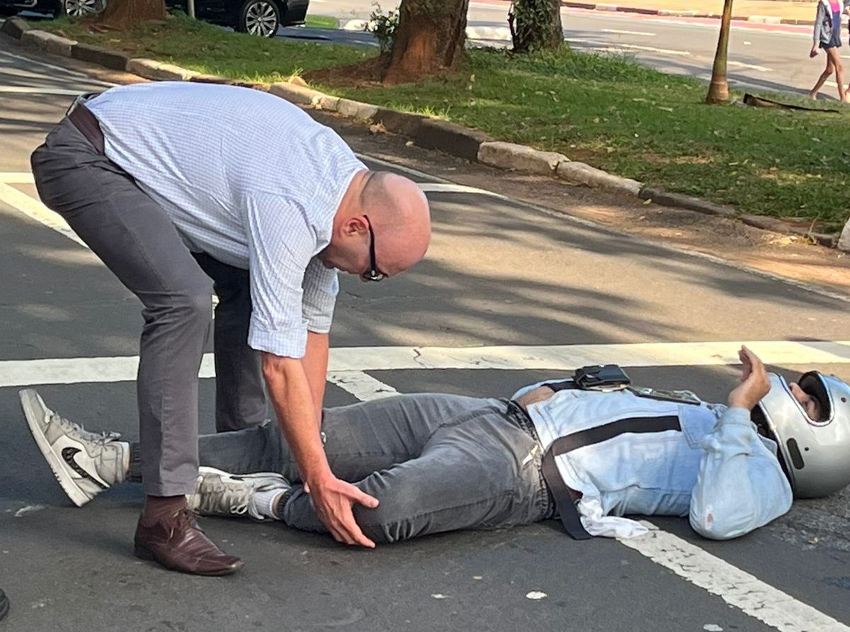 Dário Saadi presta atendimento para vítima de acidente de trânsito