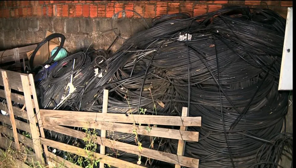 Dupla é presa por furtar caminhonete e fios de rede de telefonia em Campinas