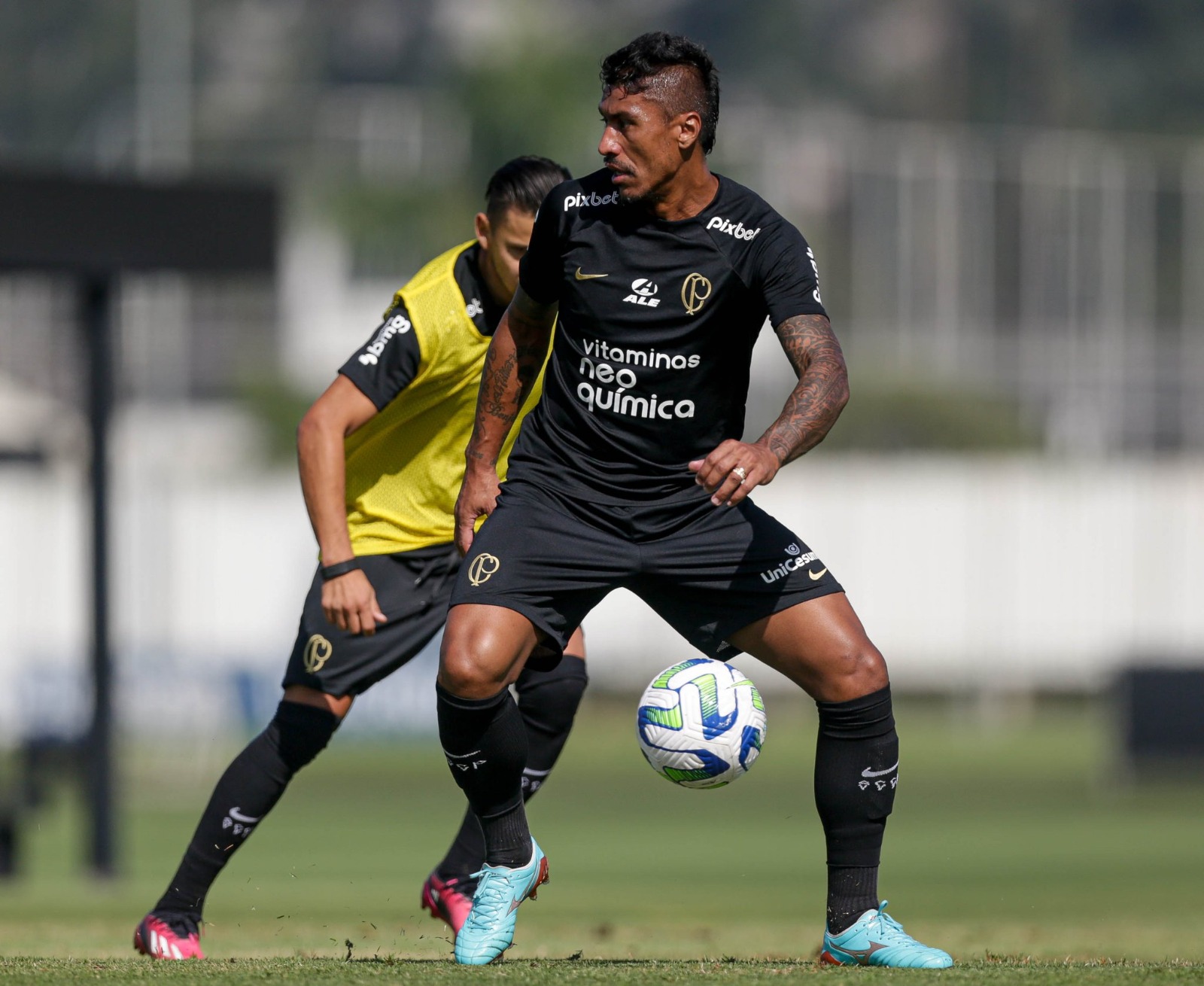 Paulinho faz exames e preocupa no Corinthians