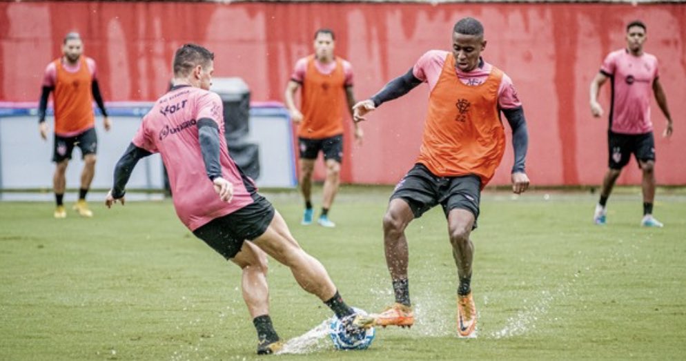 Atacante Osvaldo celebra boa fase no Vitória na Série B