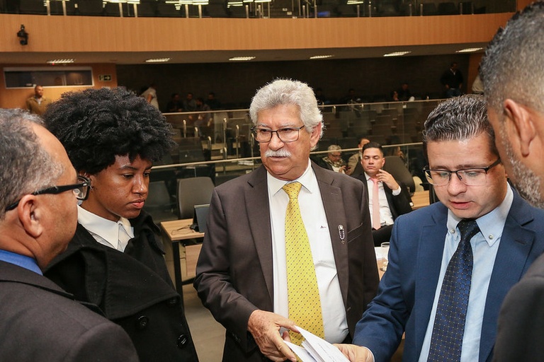 Câmara vota projeto em que pais e alunos paguem por estragos em escolas