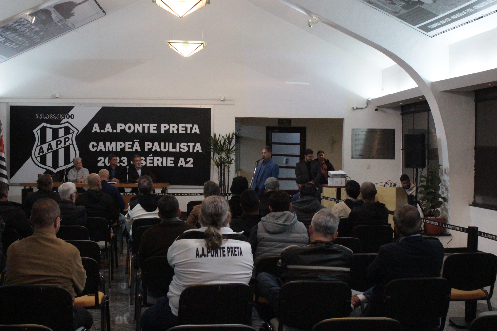 Em reunião com conselheiros, Eberlin confirma acordo para evitar novo transfer ban