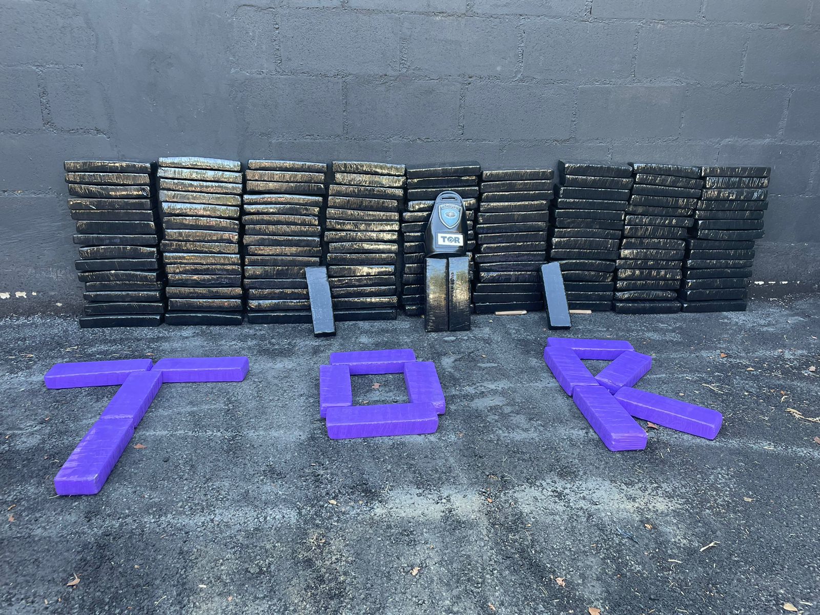 Mais de 140 tabletes de maconha são apreendidos na Rodovia dos Bandeirantes