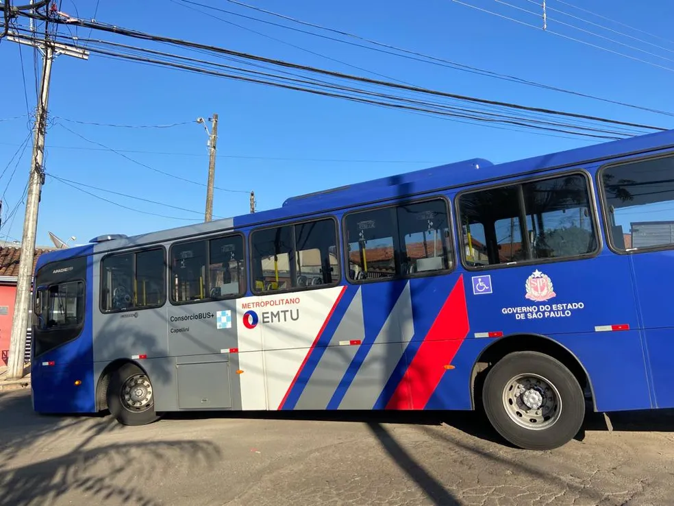 Asfalto oco cede e leva ônibus do transporte metropolitano em SBO