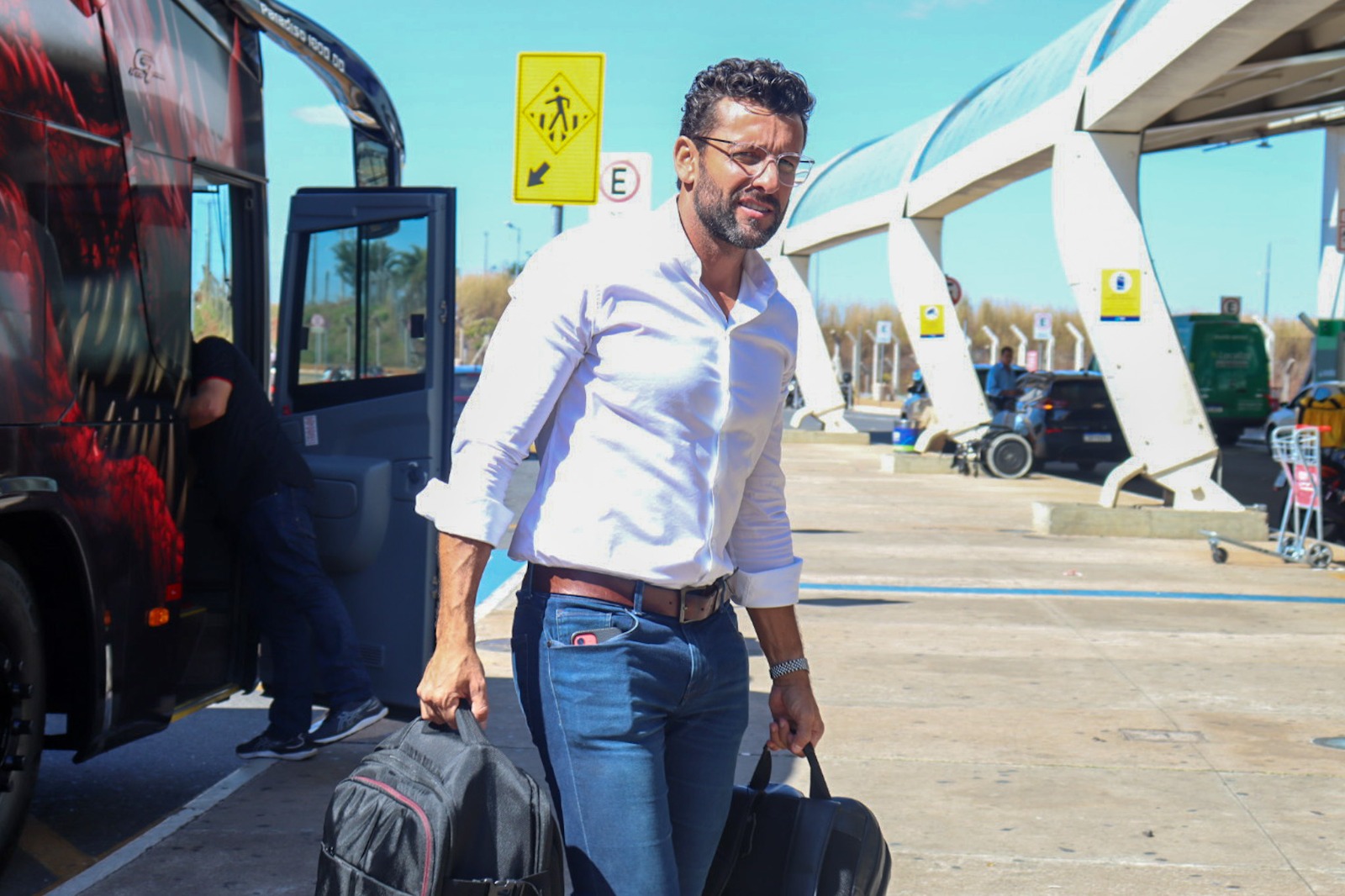 Técnico do Atlético-GO, Alberto Valentim conta com Matheus Régis para encarar Ponte Preta