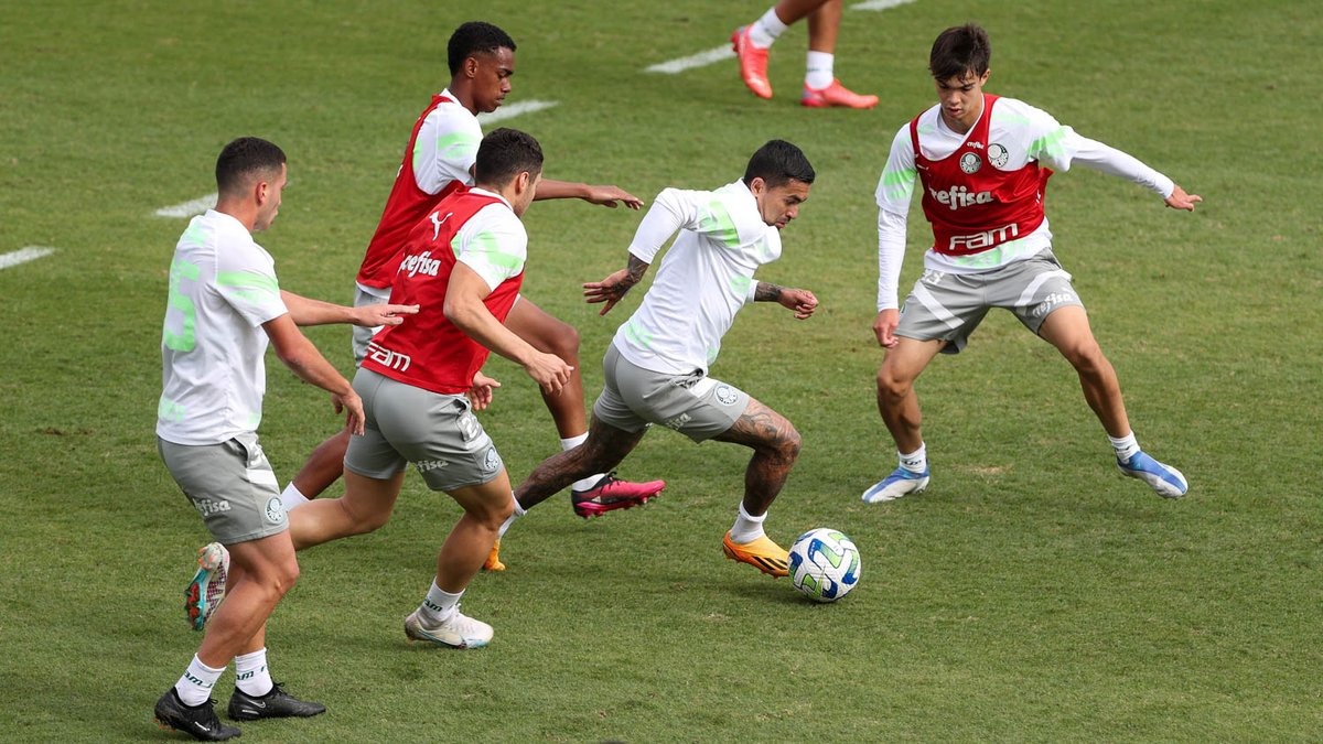 Dúvidas na escalação atormentam Abel Ferreira antes de clássico com São Paulo