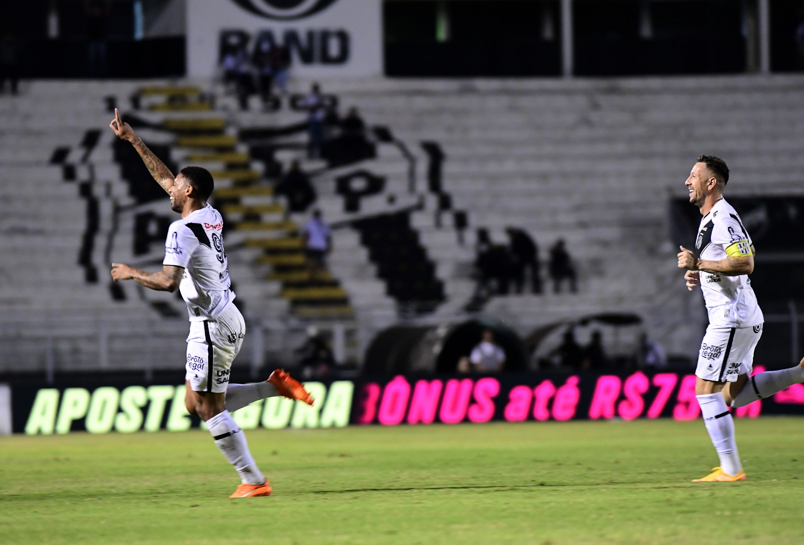 Em Jogo Polêmico Ponte Preta Empata Com Vitória Em Estreia Do Técnico