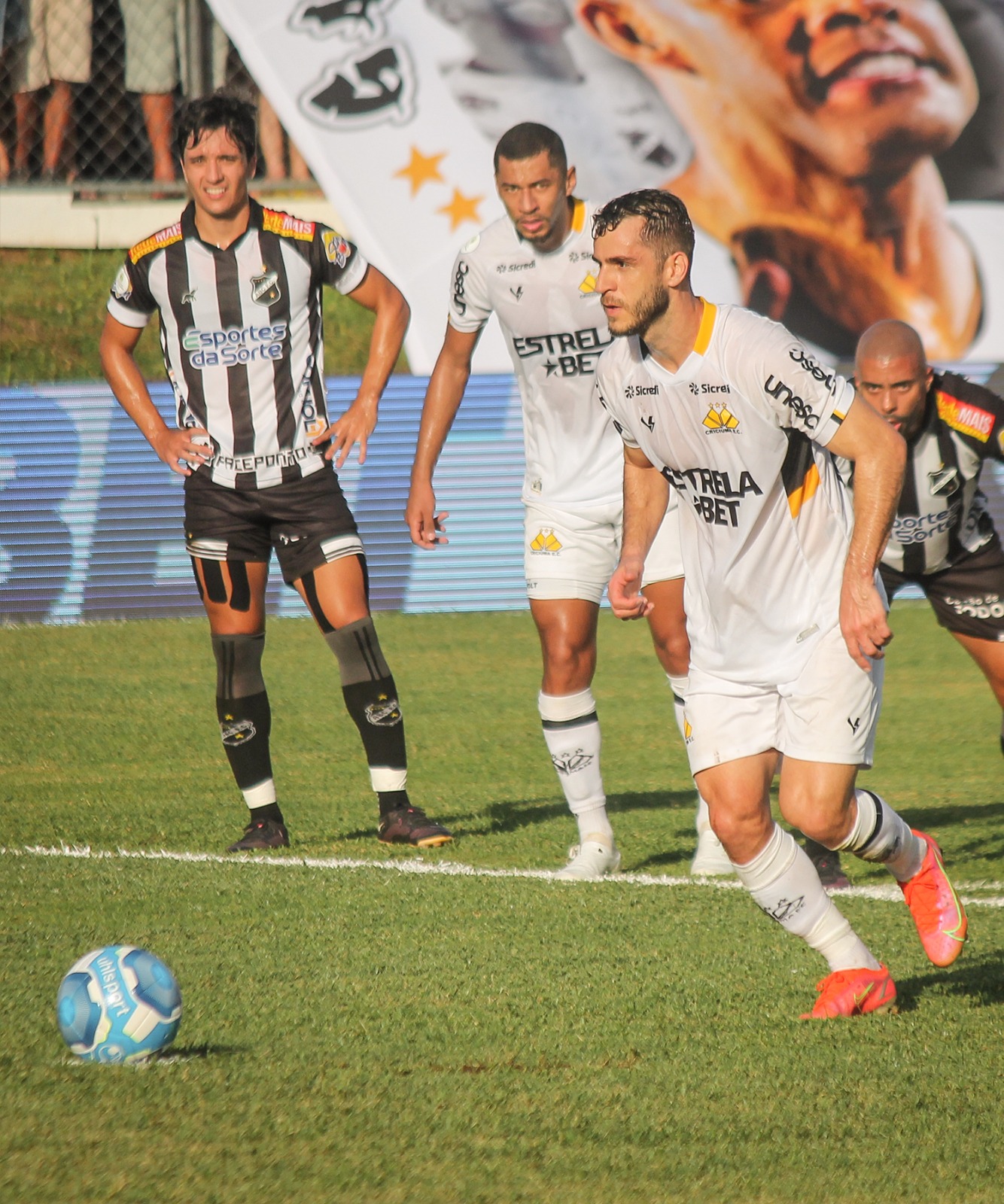 Futuro adversário do Guarani, Criciúma comemora liderança na Série B