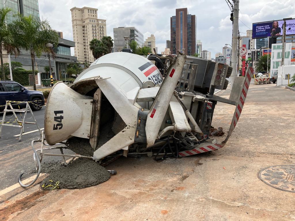 Caminhão tomba na Av. Norte-Sul em Campinas e complica trânsito na região 