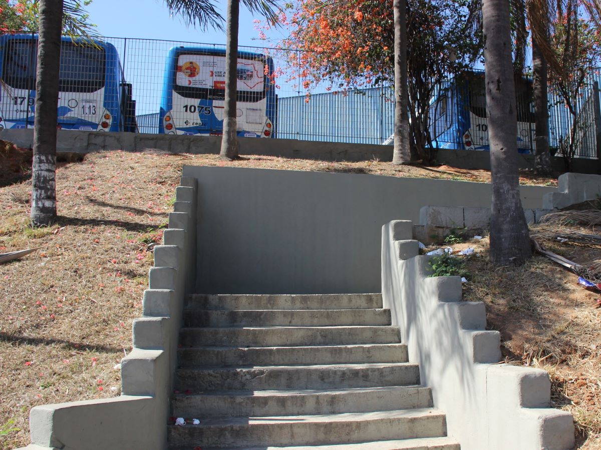 Escadaria do Terminal Ouro Verde é fechada para obras do BRT; pedestres tem que desviar