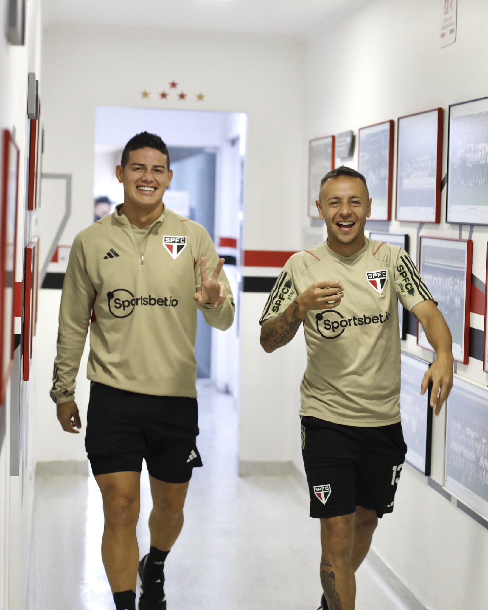 Apesar de pênalti perdido, James Rodríguez tem boa atuação e quer ajudar o São Paulo na final