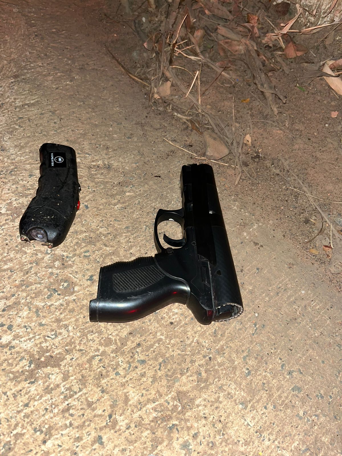 Criminosos confundem viatura da PM com carro para roubar; um é morto