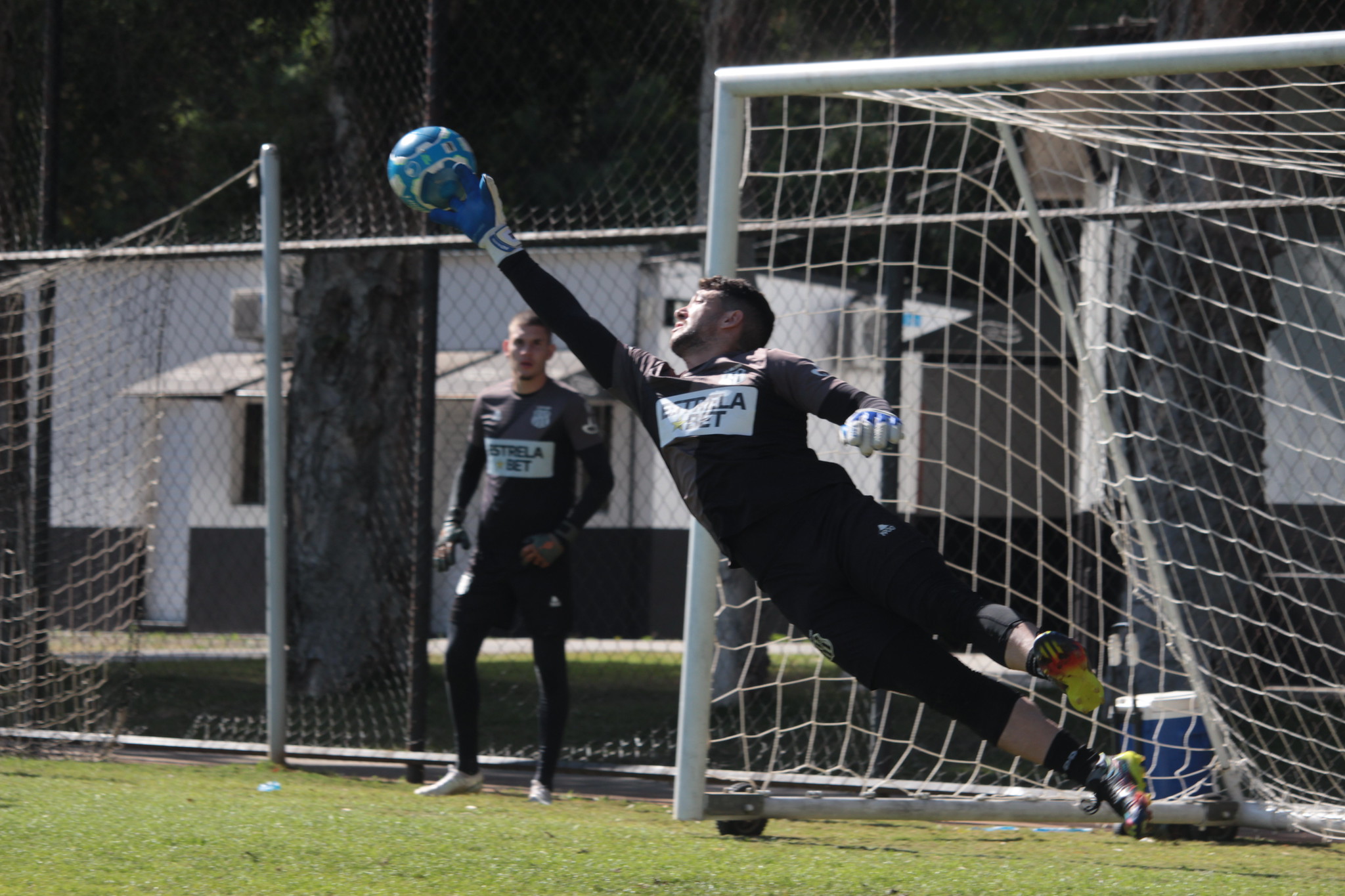 Caíque França é o goleiro com mais defesas difíceis na Série B